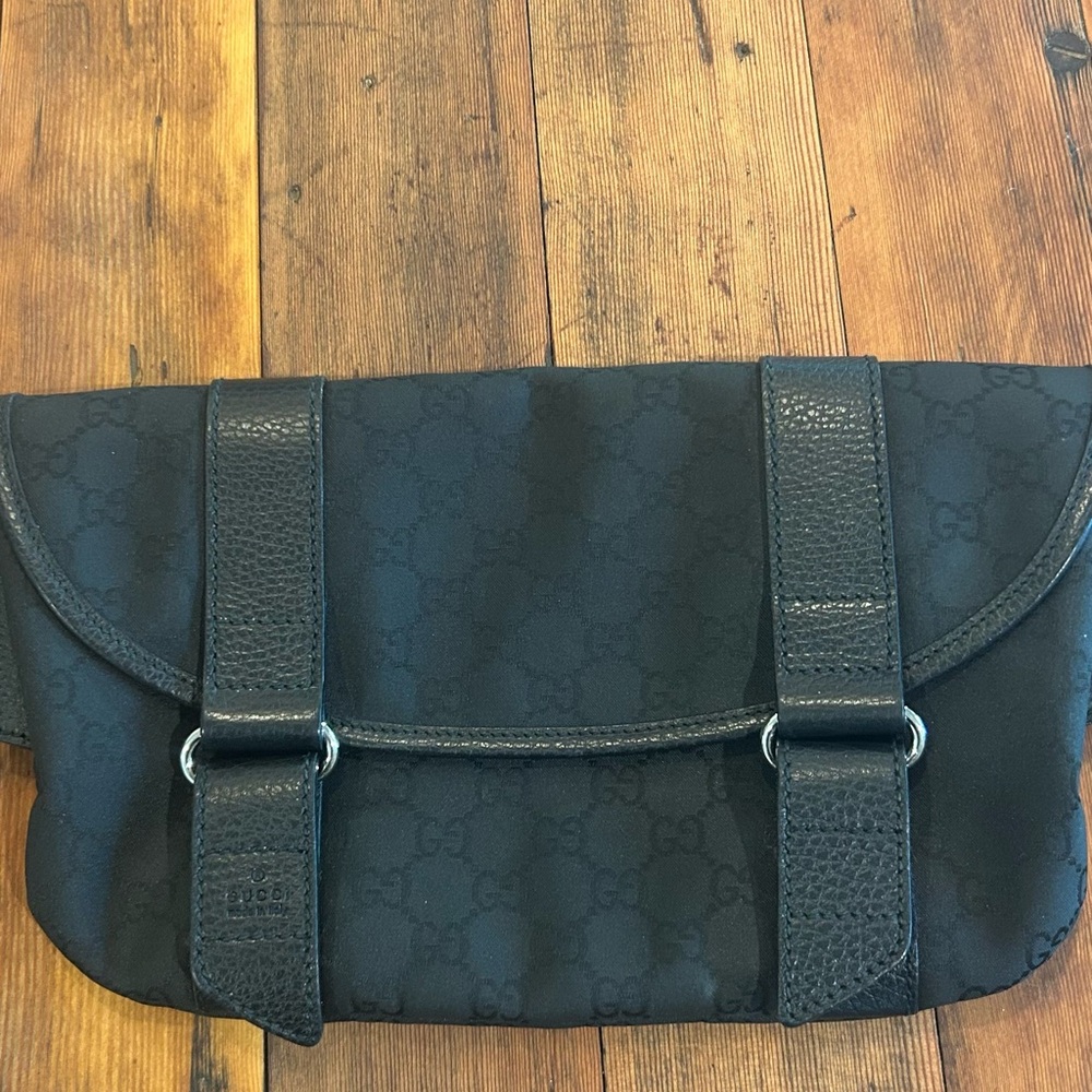 Gucci crossbody or bumbag